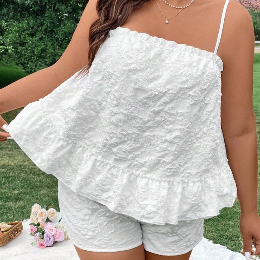 Chic White Lace Top and Shorts Set - Picture 2 of 8
